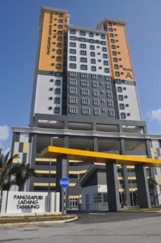 Seaside Haven Homestay Seaview Unit With Pool Opposite Ktcc & Mayang Mall - Pangsapuri Ladang Tanjung クアラ・トレンガヌ エクステリア 写真